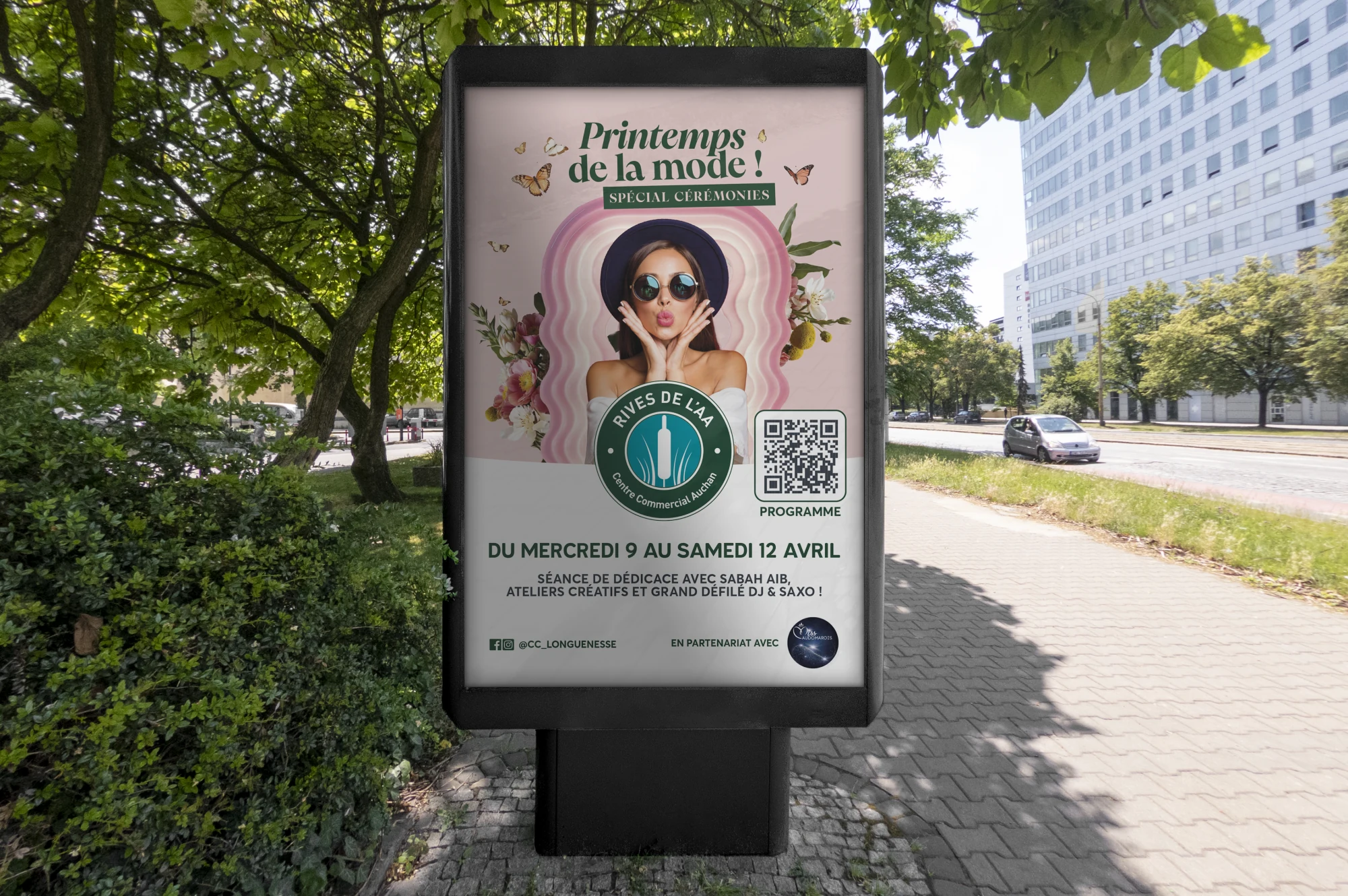Aushopping, abribus campagne Printemps de la mode dans une rue arborée, photo modèle.