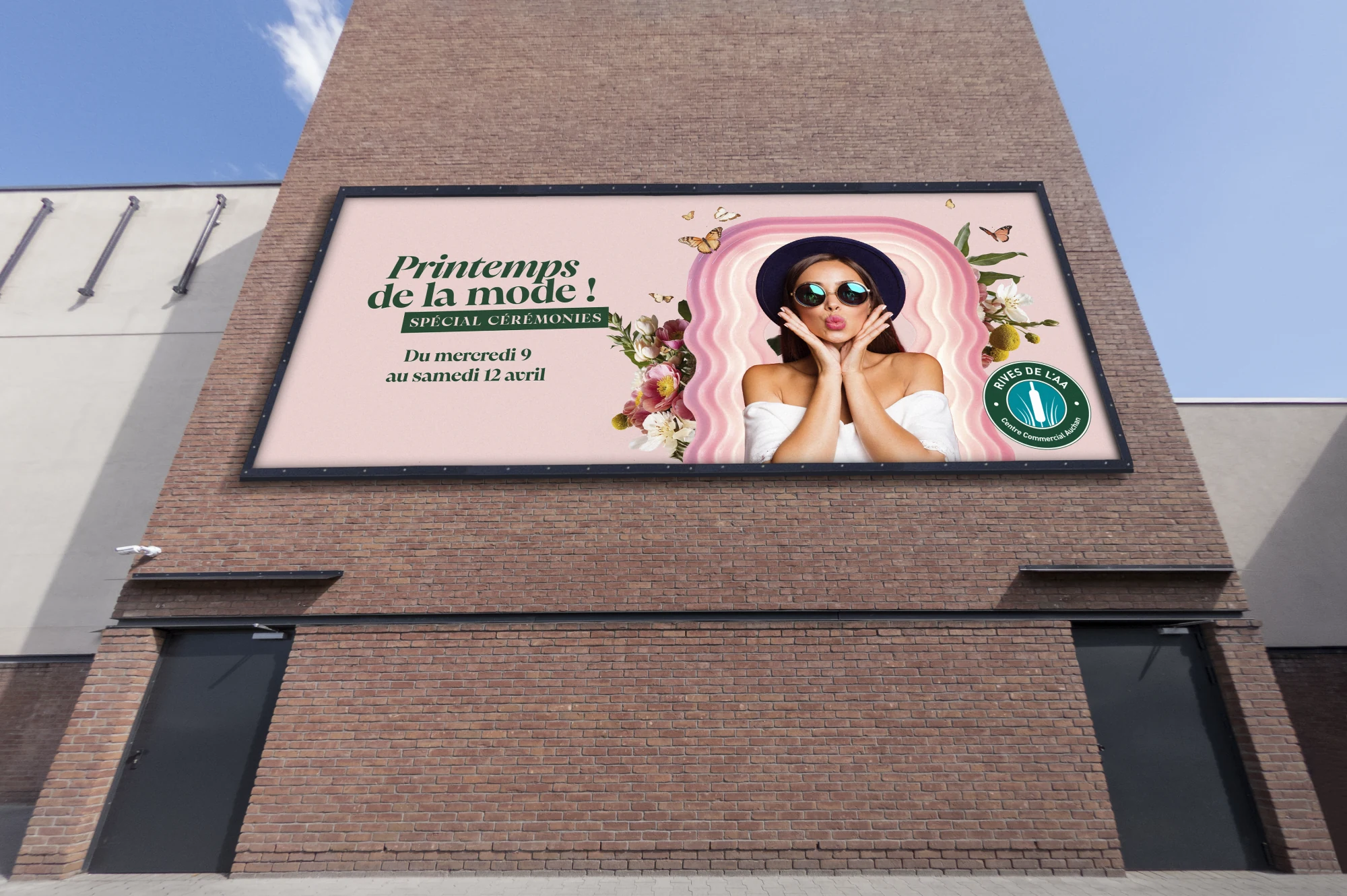 Aushopping, billboard quatre par trois en façade brique, campagne Printemps de la mode, photo modèle sur aplat rose.