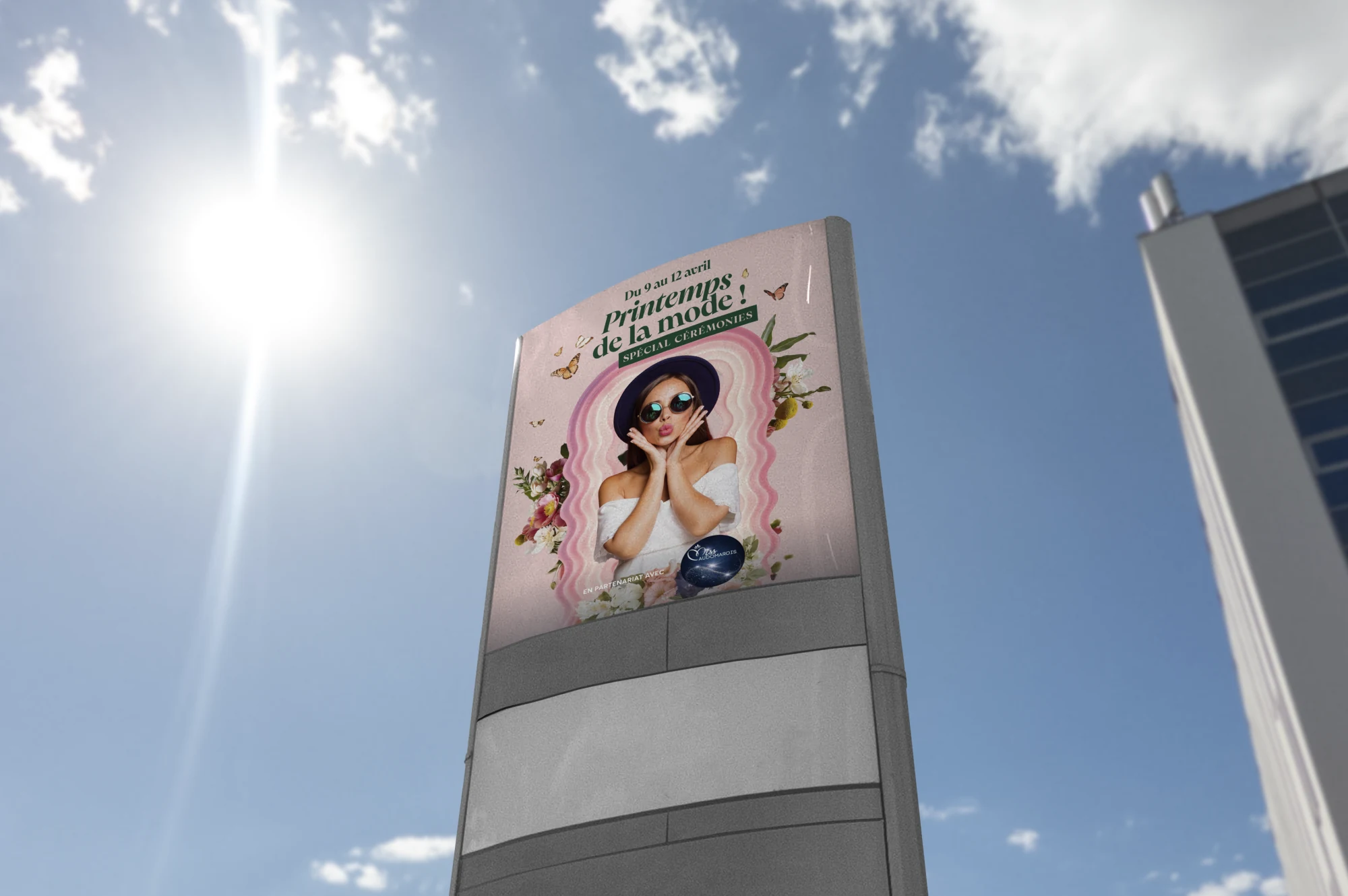 Aushopping, totem en plein ciel ensoleillé, campagne Printemps de la mode contre-plongée.