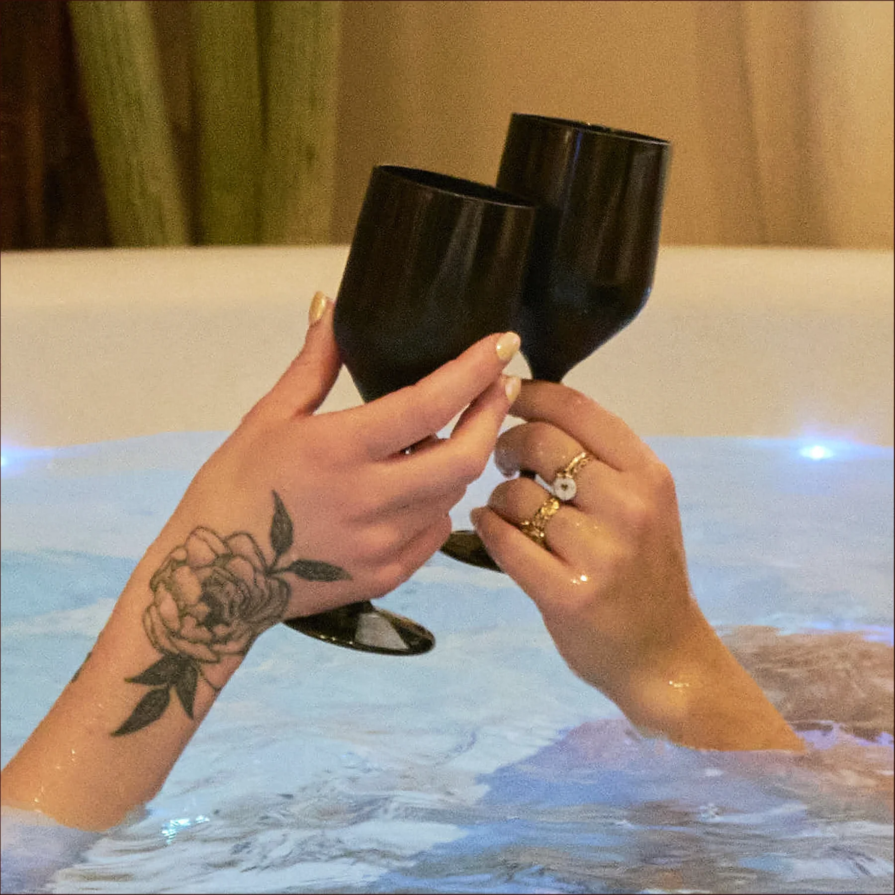Toast bien mérité dans le jacuzzi Casa Del Spa : verre de vin, ambiance chaleureuse.