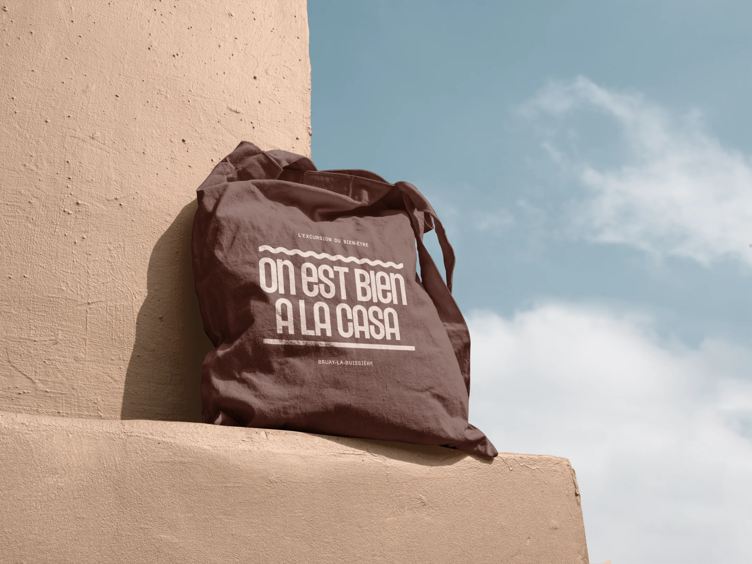 Totebag Casa Del Spa : on est bien à la casa, posé sur un mur terracotta sous un ciel bleu.