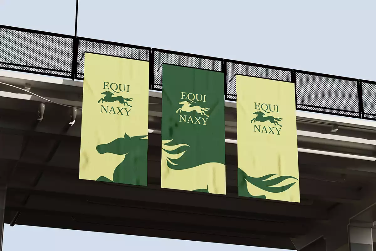 Banderoles Equinaxy suspendues sous un pont : trois bannières alternant fond anis et vert sapin, logo cheval signature.