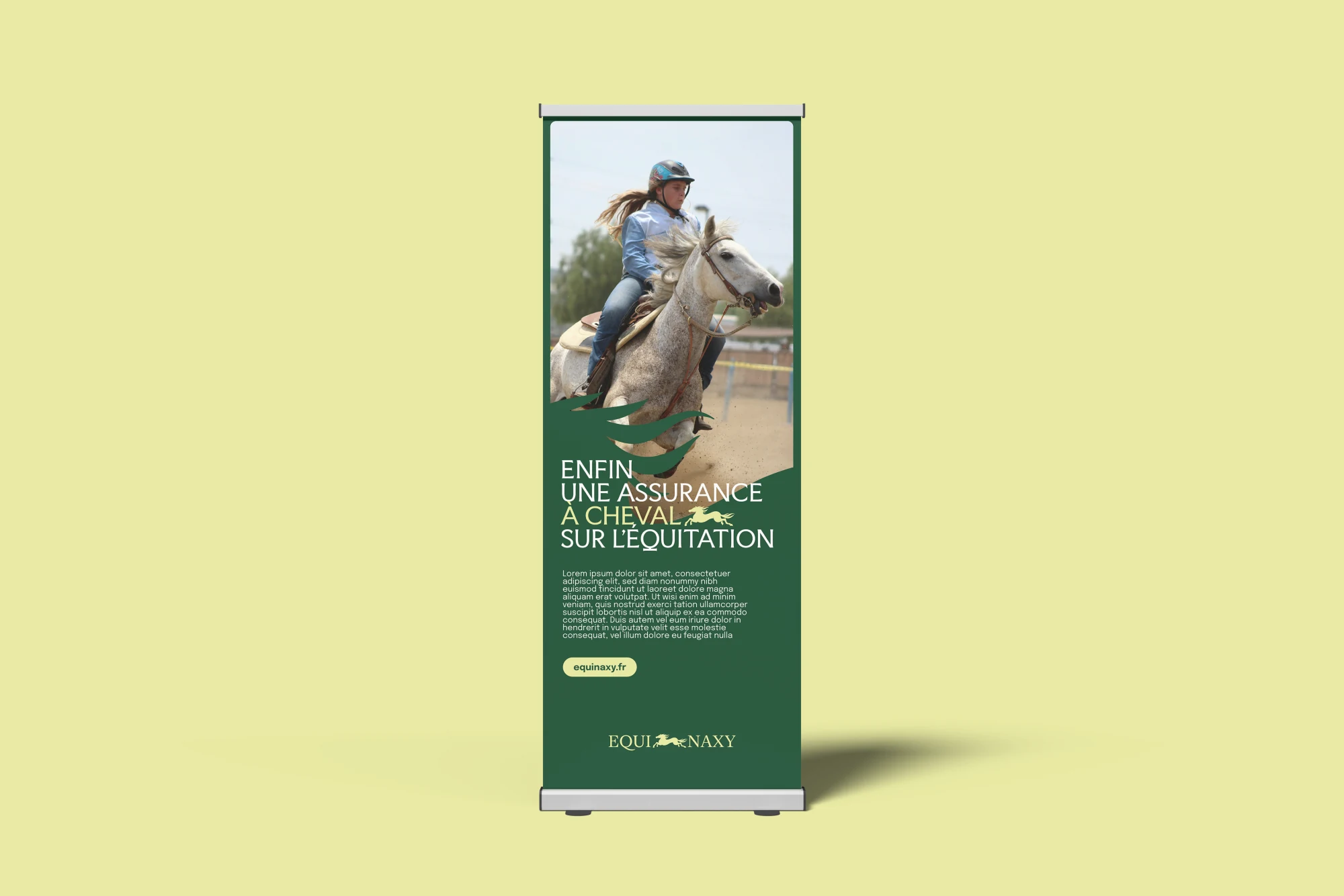 Rollup Equinaxy, photo cavalier en plein saut, accroche Enfin une assurance à cheval, sur l'équitation.