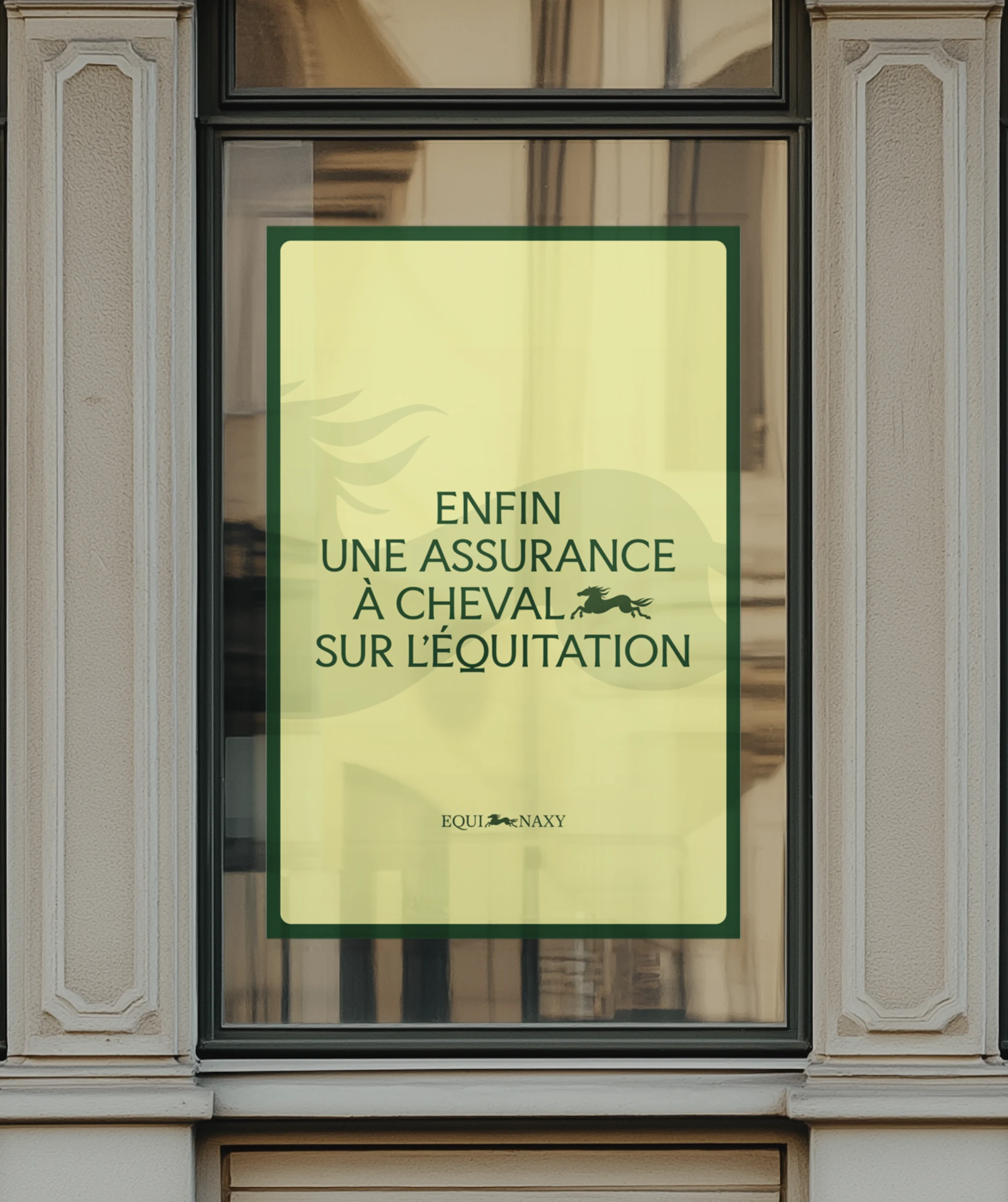 Equinaxy, vitrine devanture avec affiche jaune Enfin une assurance à cheval, mockup grand format