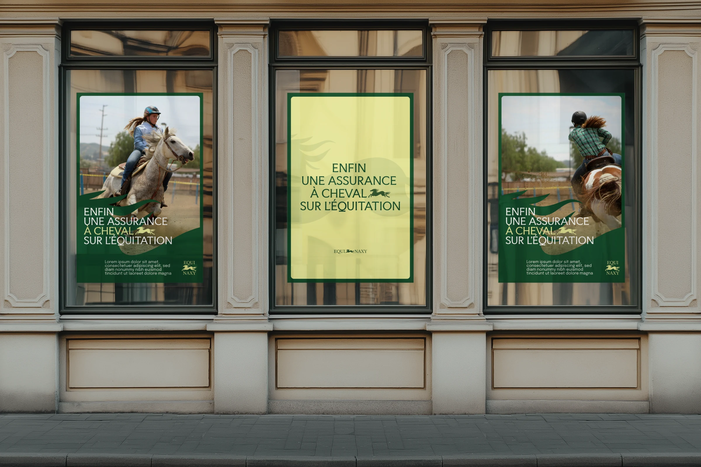 Devanture Equinaxy, trois affiches campagne posées en vitrine, palette vert sapin et jaune anis.