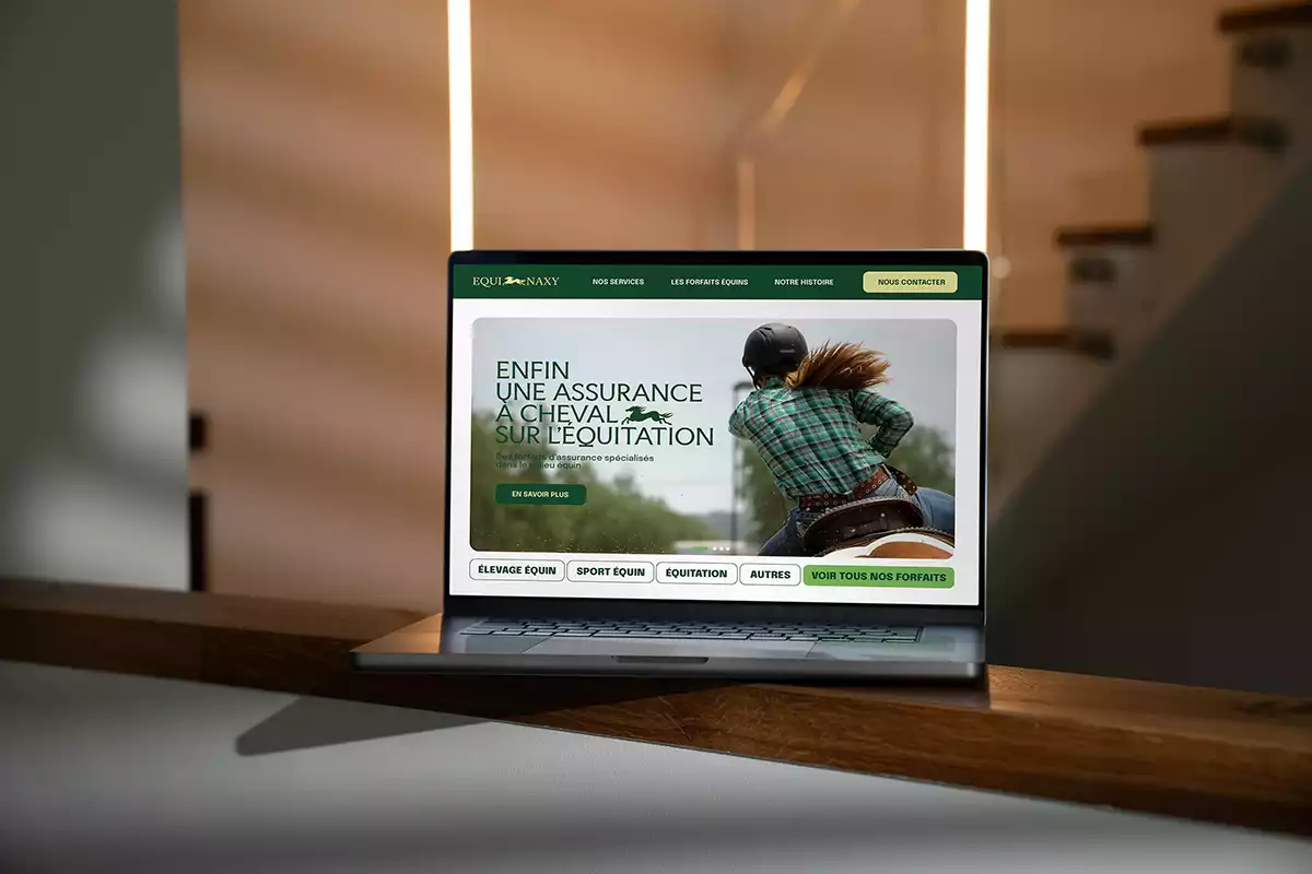 Site web Equinaxy en mockup laptop : home avec cavalière dans la lumière, accroche Enfin une assurance à cheval, sur l'équitation, palette vert sapin et anis.