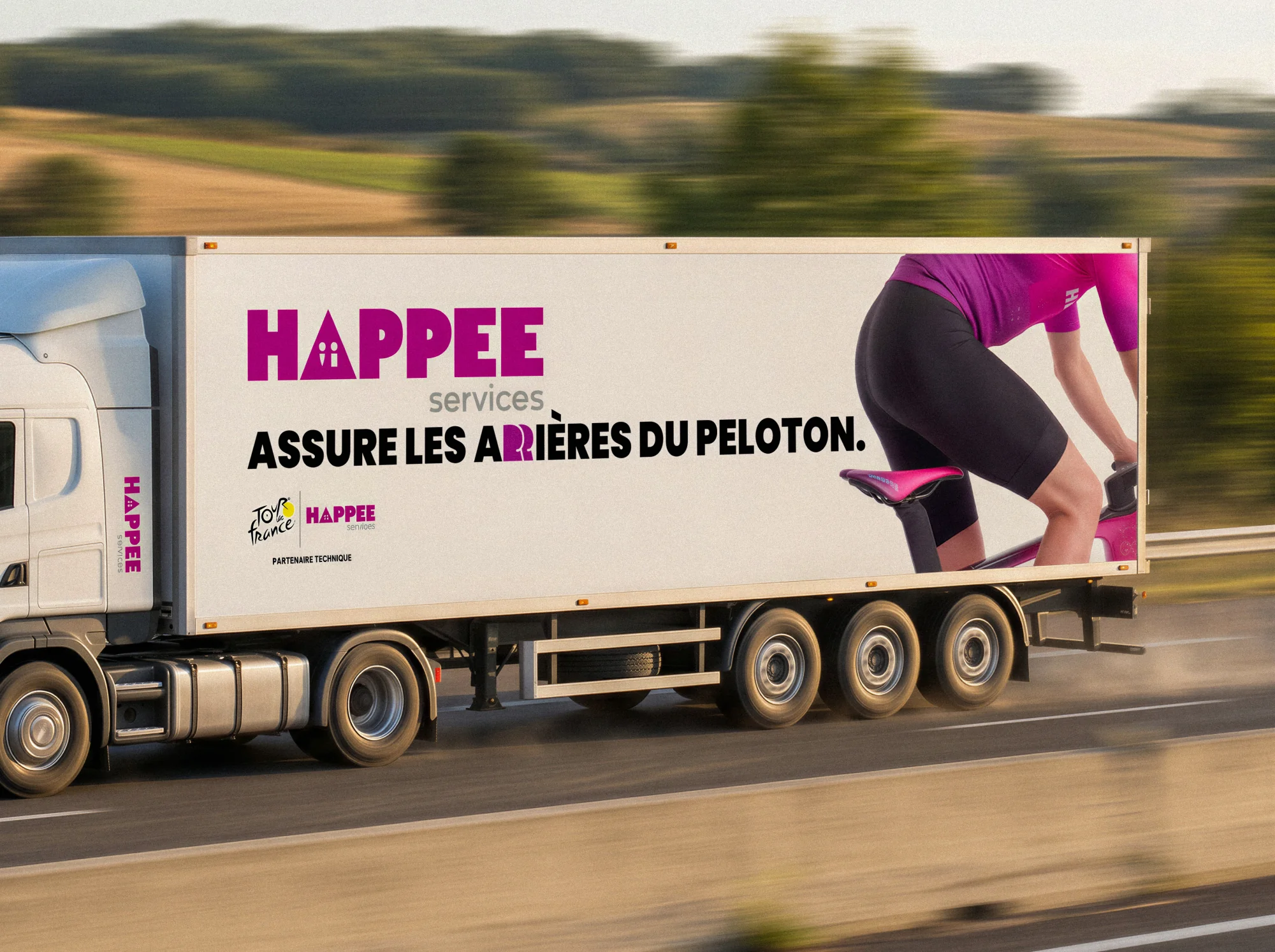 Happee Services × Tour de France, camion partenaire technique avec accroche Assure les arrières du peloton