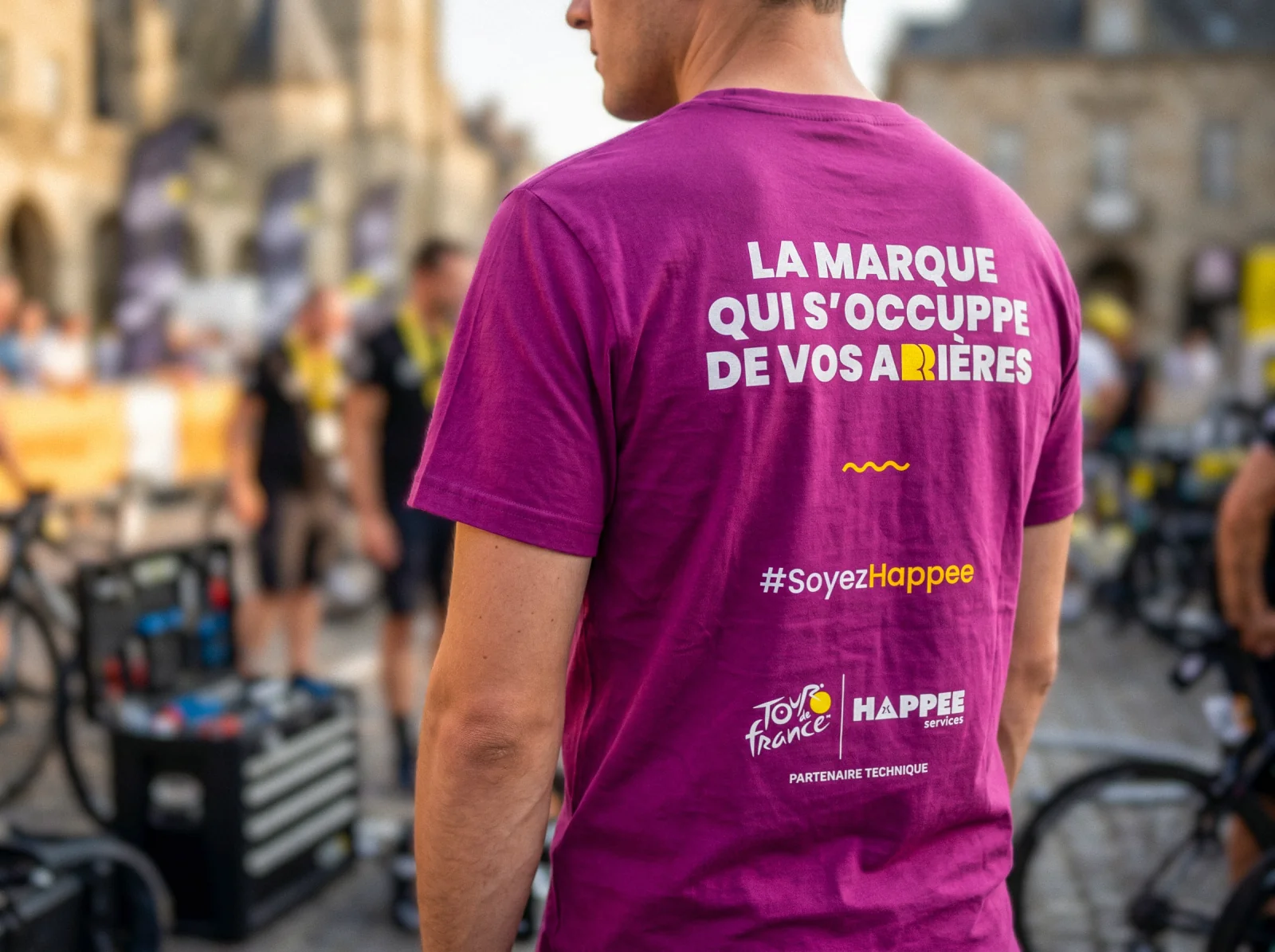 T-shirt commercial Happee magenta, recto logo, dos La marque qui s'occupe de vos arrières en blanc avec signature RR.