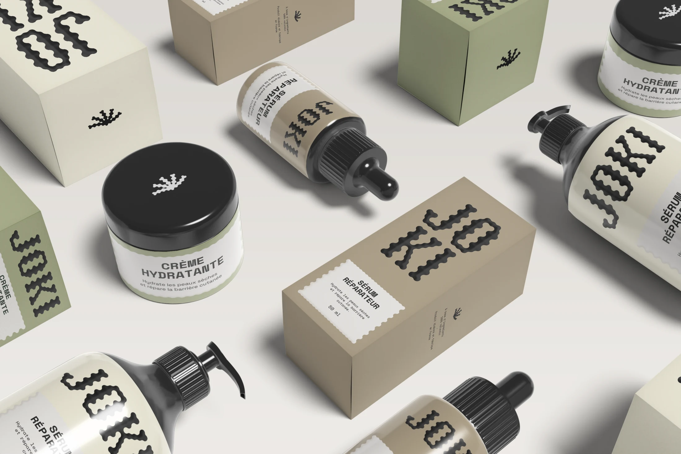 Gamme complète Joki en mise en scène : pots, bouteilles sérum, packaging carton, palette vert sauge et crème.