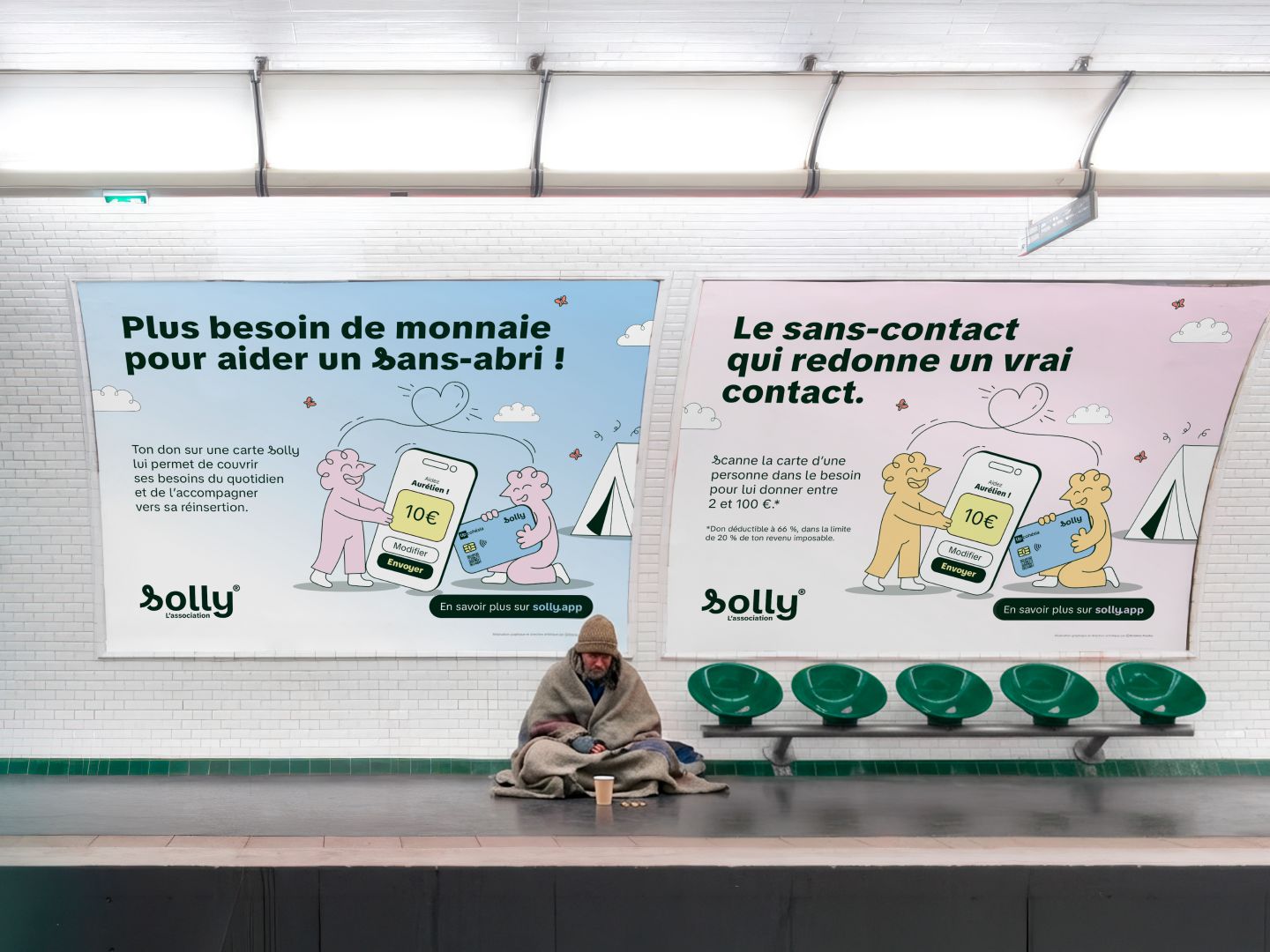 Affichage métro : deux affiches Solly côte à côte dans une station, en présence d'une personne sans-abri.