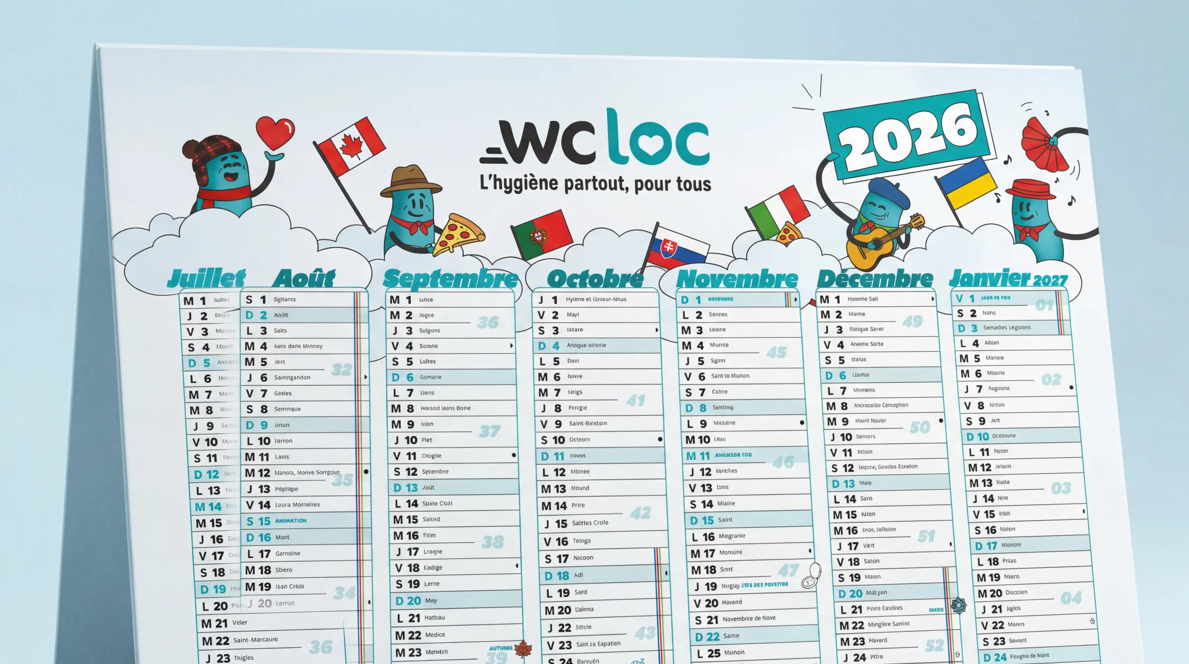 Calendrier WC Loc 2026 vu en plan macro : second semestre août à décembre plus janvier 2027, lockies en costumes folkloriques (Canada, Italie, Ukraine), fond bleu studio.
