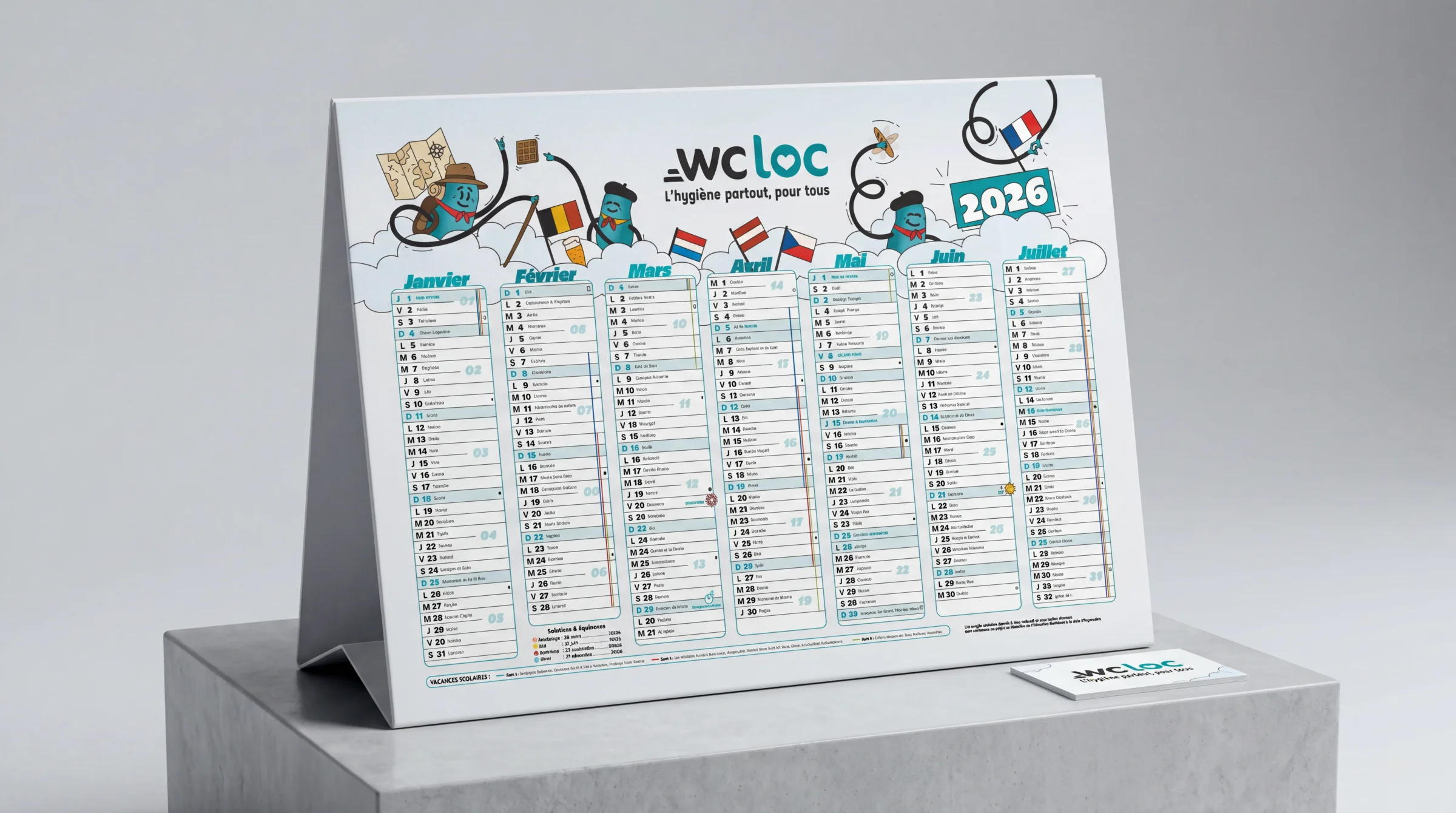Calendrier WC Loc 2026 mockup : illustrations des lockies turquoise en voyageurs autour du monde (cartographie, drapeaux, gaufres belges), mise en page calendaire de janvier à juillet sur fond crème.